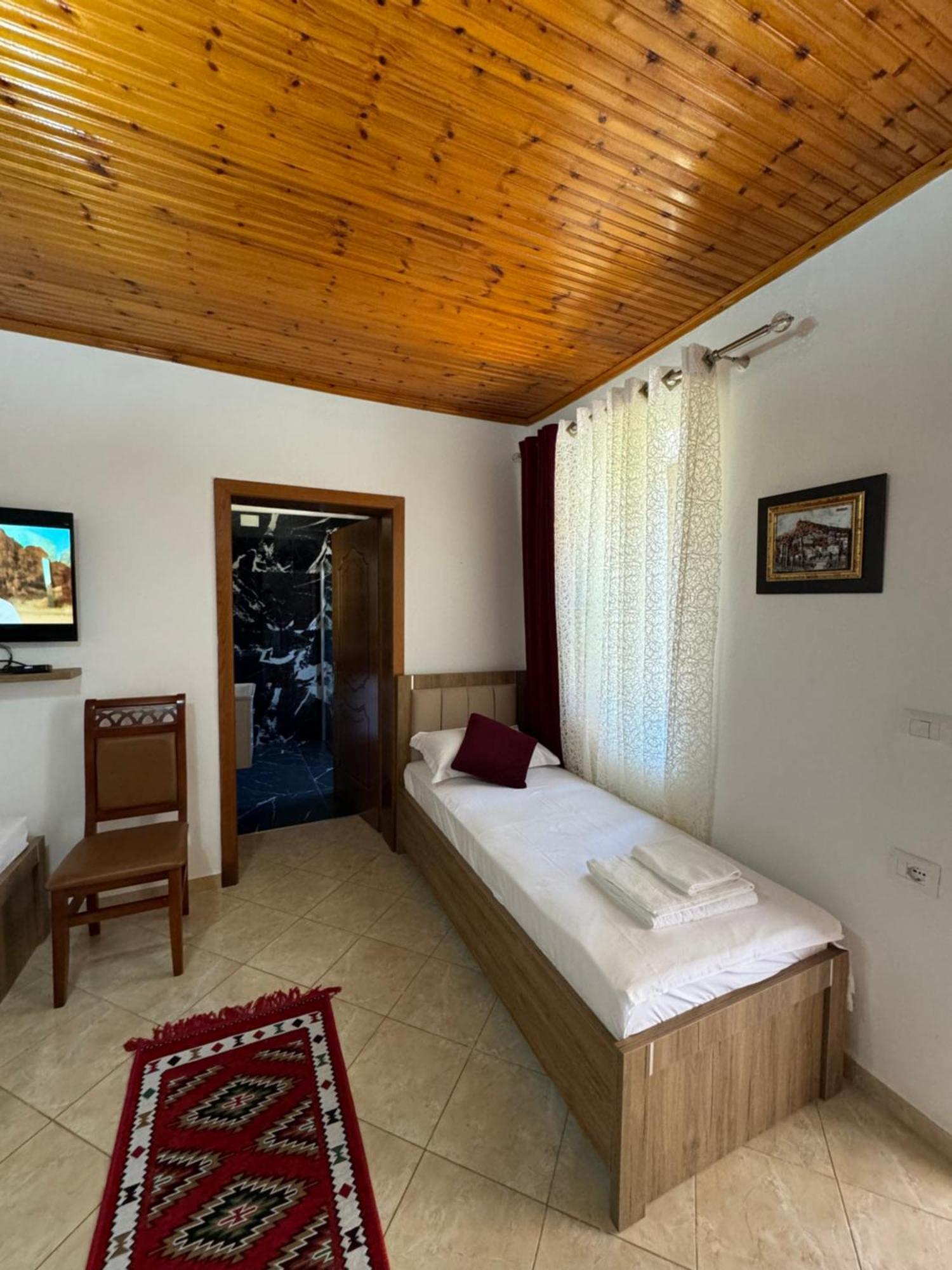 Meroli Guesthouse - Unesco Quarter Берат Экстерьер фото