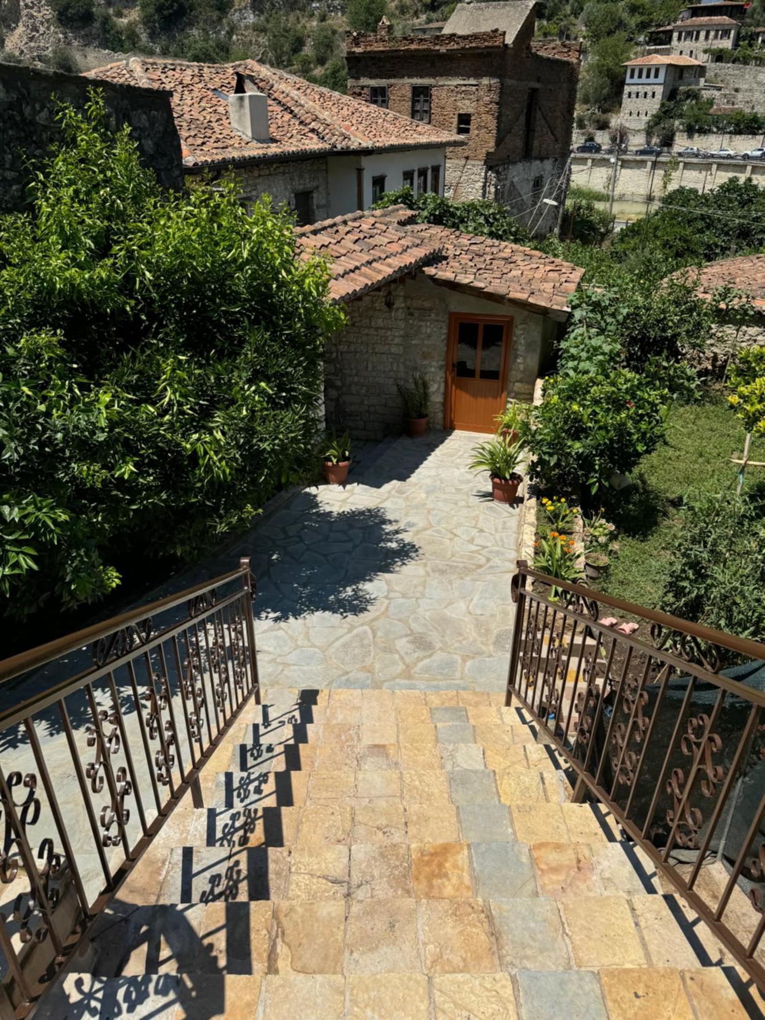 Meroli Guesthouse - Unesco Quarter Берат Экстерьер фото