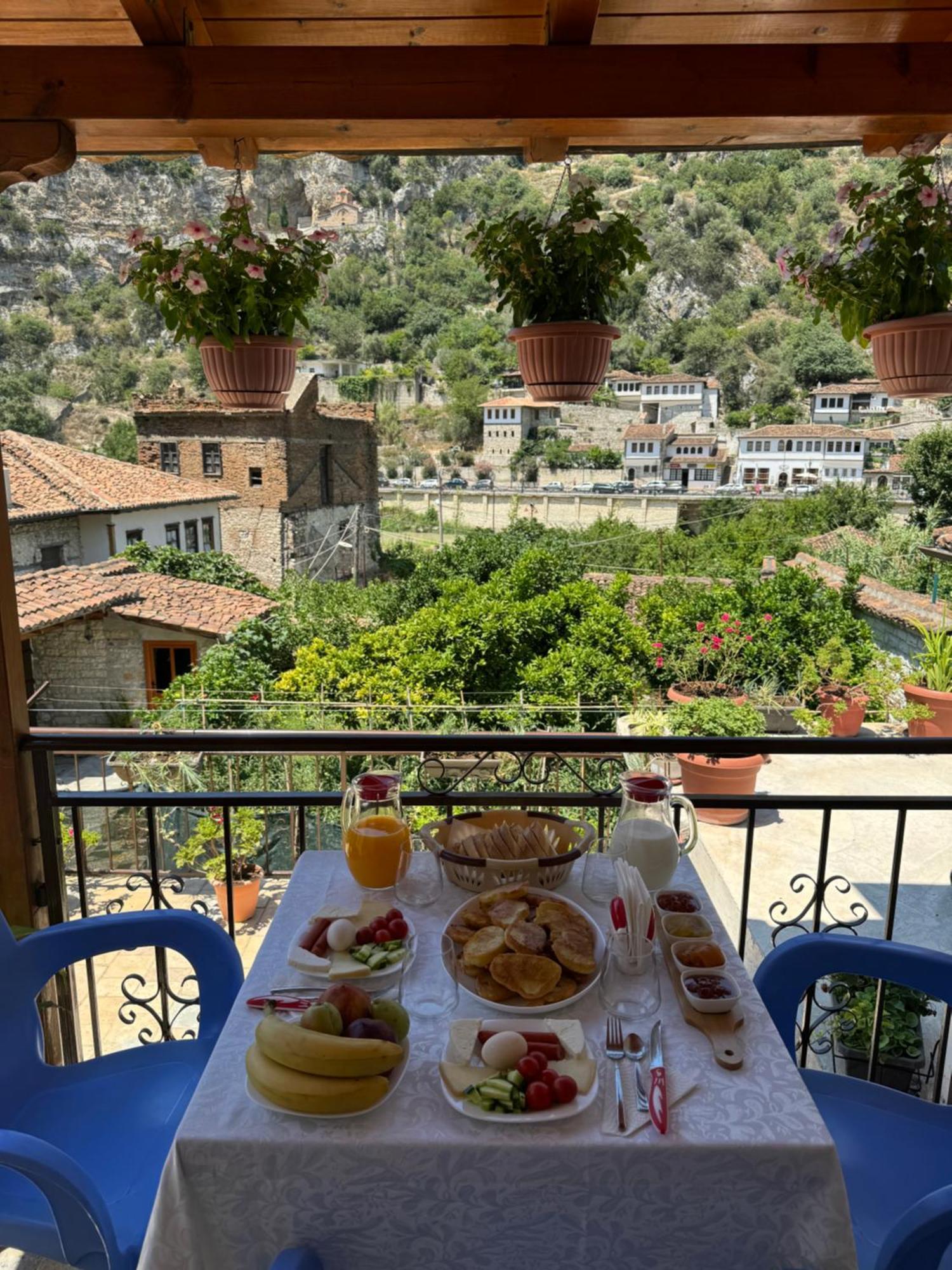 Meroli Guesthouse - Unesco Quarter Берат Экстерьер фото