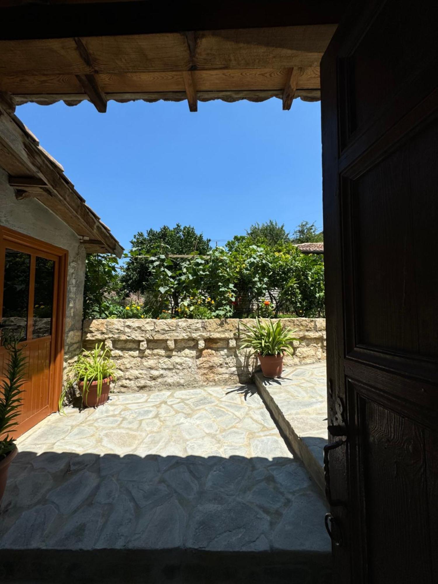 Meroli Guesthouse - Unesco Quarter Берат Экстерьер фото