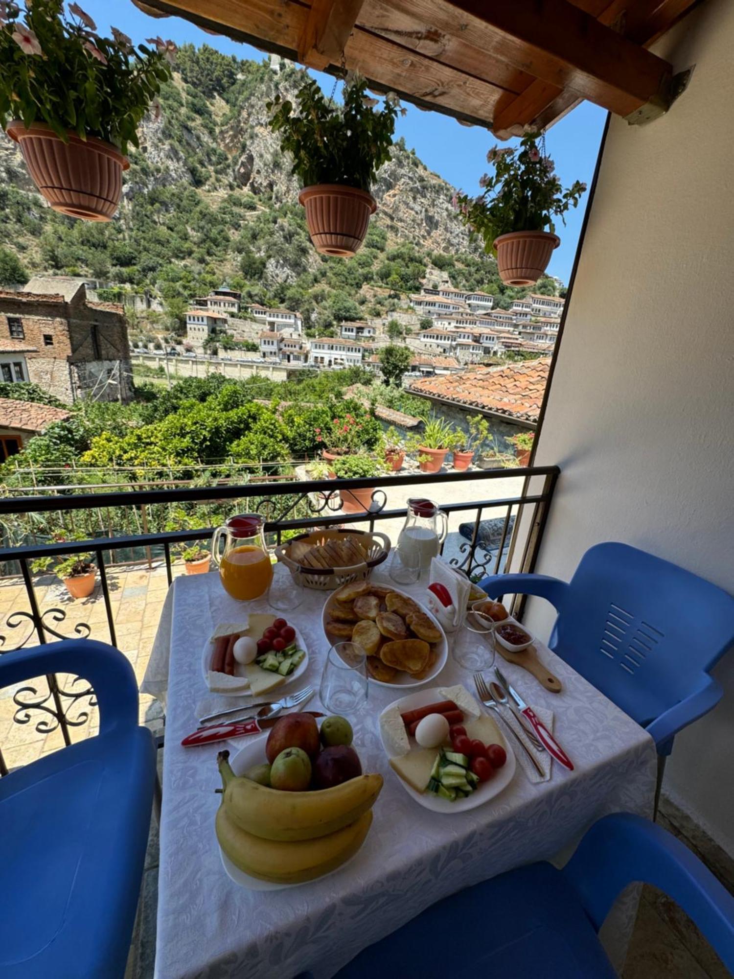 Meroli Guesthouse - Unesco Quarter Берат Экстерьер фото