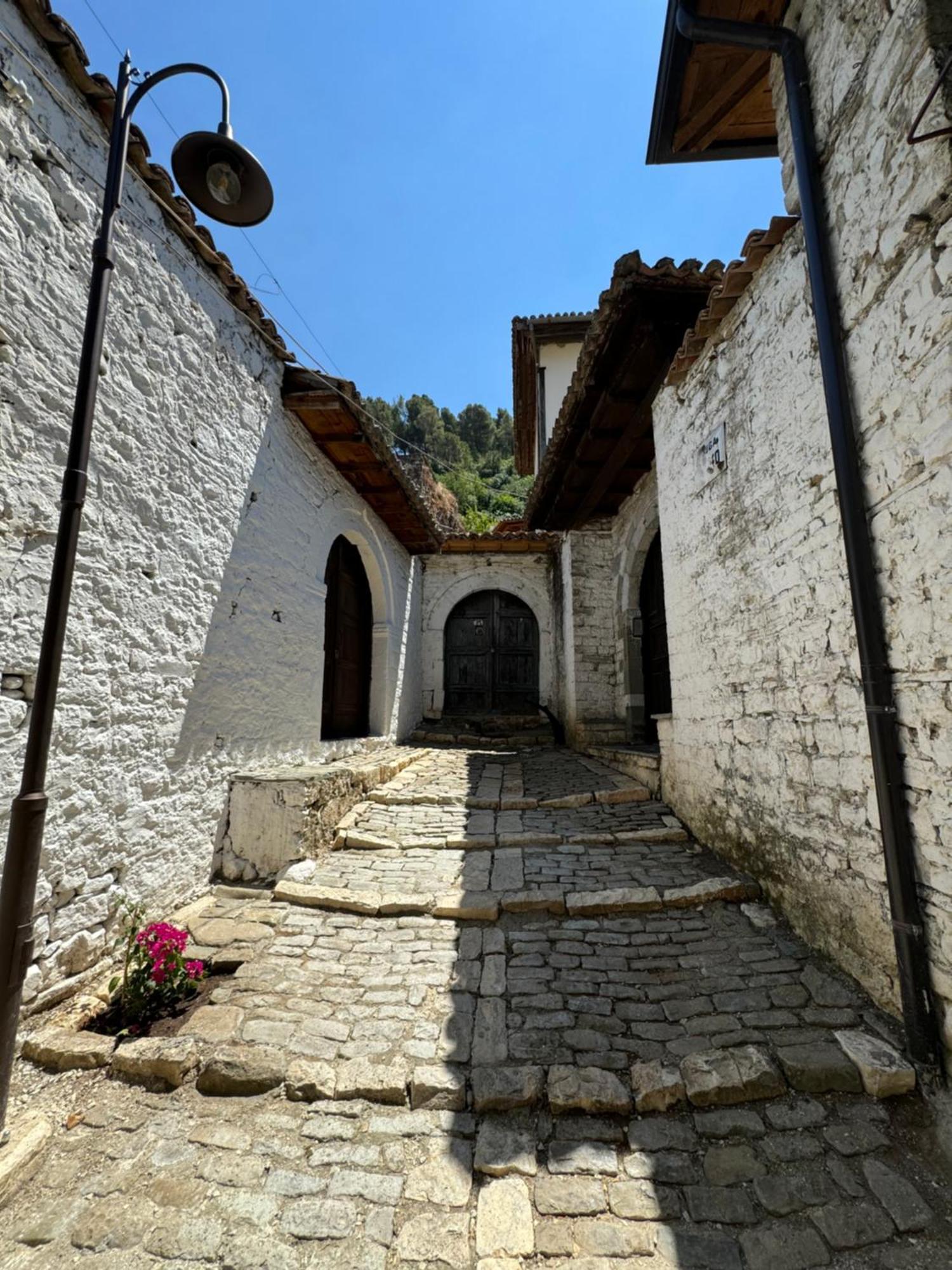 Meroli Guesthouse - Unesco Quarter Берат Экстерьер фото